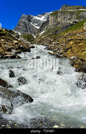 Ruisseau de montagne dans les hautes montagnes au printemps, Grand Muveran, Ovronnaz, Valais, Suisse Banque D'Images
