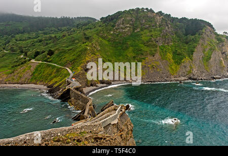 Falaise de la côte du golfe de Gascogne en face de l'îlet Gaztelugatxe près de Bakio, Côte Basque, Pays Basque, Espagne Banque D'Images