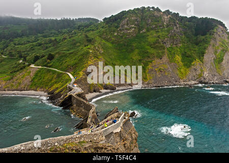 Falaise de la côte du golfe de Gascogne en face de l'îlet Gaztelugatxe près de Bakio, Côte Basque, Pays Basque, Espagne Banque D'Images