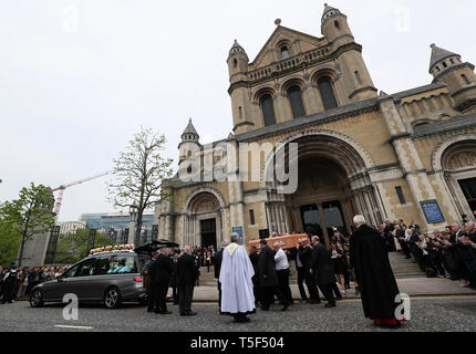 Le cercueil est porté par le service funèbre du journaliste assassiné Lyra McKee au St Anne's Cathedral à Belfast. Banque D'Images