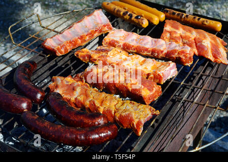 Côtes de porc grillées sleepy et saucisses, vue en gros Banque D'Images