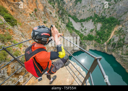 IMOTSKI, CROATIE - Mai 03 : un homme avec un parachute pour sauter au-dessus de la préparation de Red Lake, de Split-dalmatie, Imotski, la Croatie le 03 mai, 2018 à Imotski, Croatie. Banque D'Images