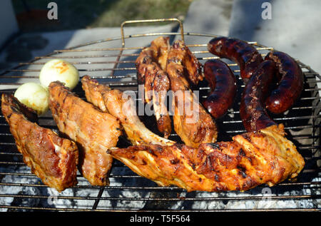 Côtes de porc grillées sleepy et saucisses, vue en gros Banque D'Images