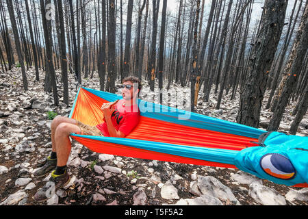 IMOTSKI, CROATIE - Mai 05 : un homme se reposant dans un hamac près de la Red Lake, Split-dalmatie, Imotski, la Croatie le 05 mai 2018 à Imotski, Croatie. Banque D'Images