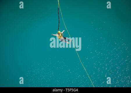 IMOTSKI, CROATIE - Mai 06 : un homme saut à la corde d'une highline le lac rouge, Split-dalmatie, Imotski, la Croatie le 06 mai 2018 à Imotski, Croatie. Banque D'Images