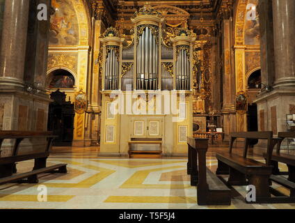 MILAN, Italie : 10 février 2019 : Organe Dell'Orto & Lanzini dans basilique de Sant'Alessandro en Zebedia construit entre 1601-1658. Banque D'Images