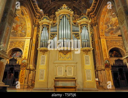 MILAN, Italie : 10 février 2019 : Organe Dell'Orto & Lanzini dans basilique de Sant'Alessandro en Zebedia construit entre 1601-1658. Banque D'Images
