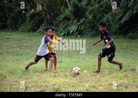 La fièvre de la Coupe du monde à des régions éloignées du pays, village enfants vraiment profiter de jouer au football avec leurs amis Banque D'Images