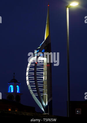 Vue de la tour Spinnaker et l'immeuble Vulcan tour de l'horloge à nuit, Portsmouth, Hampshire, Royaume-Uni Banque D'Images