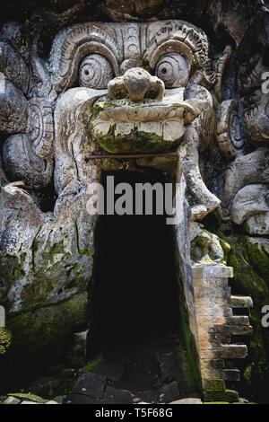 Entrée de la grotte de l'éléphant (Goa Gajah) à Bali, Indnesia Banque D'Images