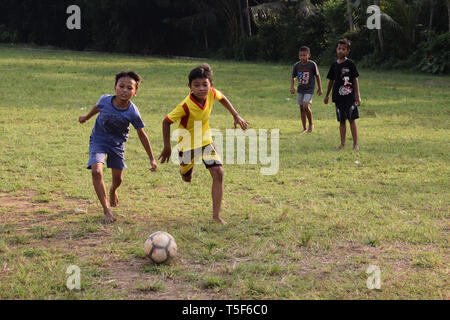 La fièvre de la Coupe du monde à des régions éloignées du pays, village enfants vraiment profiter de jouer au football avec leurs amis Banque D'Images