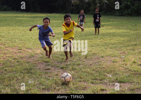 La fièvre de la Coupe du monde à des régions éloignées du pays, village enfants vraiment profiter de jouer au football avec leurs amis Banque D'Images