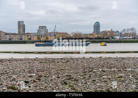Londres, Royaume-Uni - 05, mars 2019 : Le Port de London Authority chaland servant au transport de matériaux en vrac et des déchets pour le recyclage et le retraitement. Banque D'Images