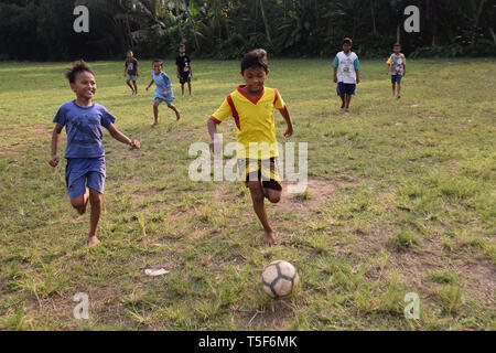 La fièvre de la Coupe du monde à des régions éloignées du pays, village enfants vraiment profiter de jouer au football avec leurs amis Banque D'Images