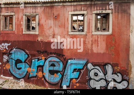 Abandonné et couvert de graffitis, Rua da Conceição da Glória, São José, Lisbonne, Portugal Banque D'Images