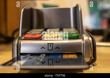 Sao Paulo, Brésil, le 17 janvier 2019. Terminal machine de carte de crédit et carte de crédit Visa pour le paiement au magasin au Brésil Banque D'Images