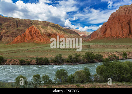 Paysage avec rivière et montagnes rouges. L'heure d'été. Le Kirghizistan. La vallée de la rivière Kekemeren Suusamyr Banque D'Images