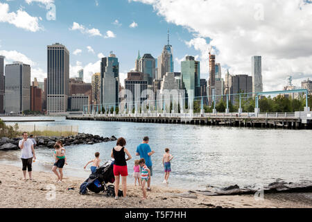 La plage de la rivière de l'est à Pont de Brooklyn Park, Pier 3 et le Lower Manhattan skyline en arrière-plan. Pont de Brooklyn Park, Brooklyn Pier 3, United Stat Banque D'Images