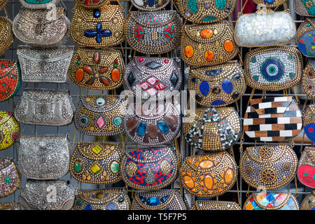 Des sacs colorés et sacs à l'extérieur d'une boutique le long de Portobello Road. Notting Hill, à l'ouest de Londres. UK Banque D'Images