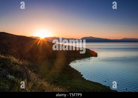 Lever de soleil sur un lac de montagne. Chanson lac Kol. Kirghizistan Banque D'Images