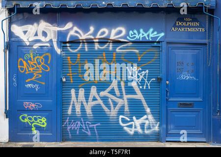 Des tags sur un magasin à Portobello Road. Notting Hill, à l'ouest de Londres. UK Banque D'Images