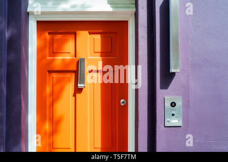Pourpre coloré maison peinte avec une orange porte avant. Notting Hill, Londres, Angleterre Banque D'Images