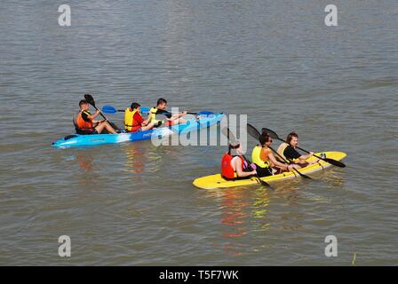 Les jeunes du kayak sur la rivière Guadalquivir à Séville, Espagne, le 3 avril 2019. La rivière est utilisée pour une variété d'activités récréatives. Banque D'Images