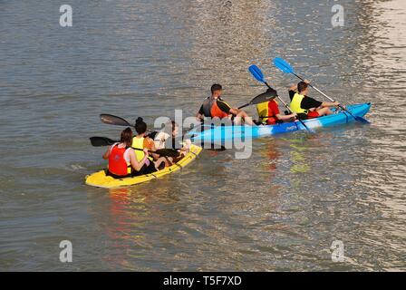 Les jeunes du kayak sur la rivière Guadalquivir à Séville, Espagne, le 3 avril 2019. La rivière est utilisée pour une variété d'activités récréatives. Banque D'Images