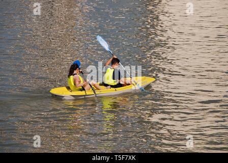 Les jeunes du kayak sur la rivière Guadalquivir à Séville, Espagne, le 3 avril 2019. La rivière est utilisée pour une variété d'activités récréatives. Banque D'Images