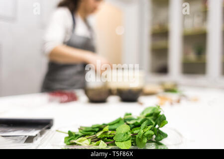 Close-up de feuilles de menthe fraîche sur un tableau blanc dans la cuisine. Banque D'Images
