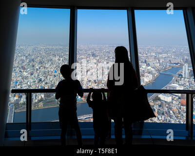 Vue aérienne sur la ville depuis le pont d'observation de la Tokyo Skytree, Tokyo, Japon Banque D'Images