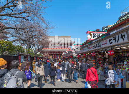 Magasins et restaurants à Asakusa en regardant vers la porte Hōzōmon au temple bouddhiste de Senso-ji, Taito,Tokyo, Japon Banque D'Images