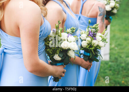 Cérémonie de mariage fleur en mains des demoiselles Banque D'Images