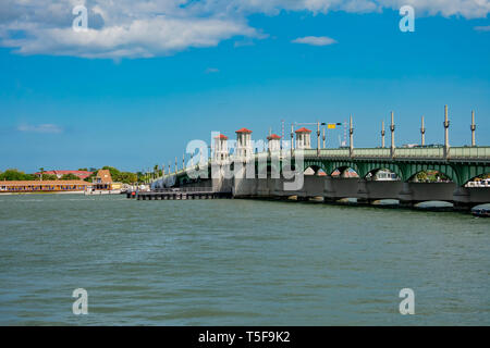 Saint Augustin, en Floride. 01 mars 2019. Vue panoramique du pont de Lionson lightblue fond ciel en Floride Côte Historique (2) Banque D'Images