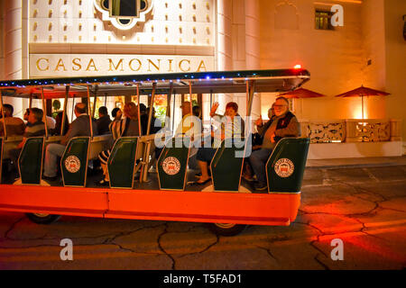 Saint Augustin, en Floride. 26 janvier , 2019 . Trolley Tour de nuit sur Casa Monica Hotel dans l'arrière-plan historique de la Floride côte. Banque D'Images