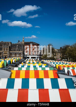 Place du marché de Norwich, le centre-ville de Norwich. Fondée à la fin du 11ème siècle avec environ 200 places c'est l'un des plus grands marchés en plein air au Royaume-Uni Banque D'Images