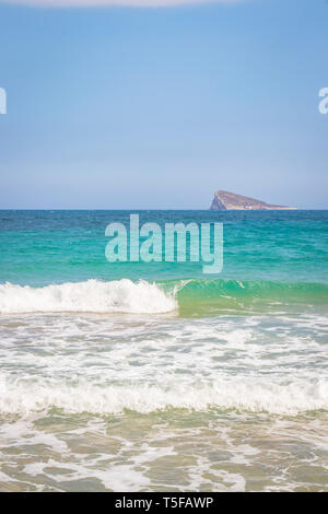 Vagues se brisant sur la plage à Benidorm espagne Banque D'Images