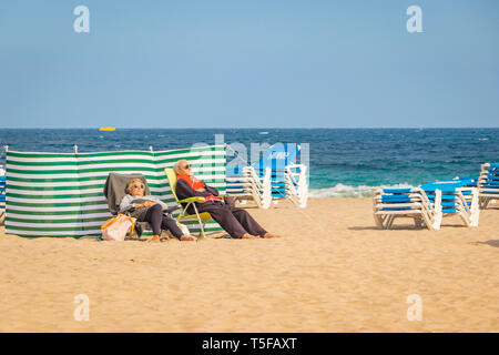 Vieux couple endormi sur des chaises en face de coupe-vent sur la plage à Alicante Espagne Banque D'Images