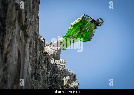 CHAMONIX, France - 05 juillet : un saut d'un sauteur d'une falaise en France, Auvergne, Rhône-alpes, Chamonix, France le 5 juillet 2015 à Chamonix (France). (Photo de Fred Marie/Art in All of Us/Corbis via Getty Images) Banque D'Images