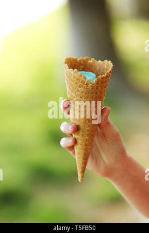 De délicieuses glaces fond et s'écoule vers la corne dans le Woman's hand. ice cream corne dans a woman's hand Banque D'Images
