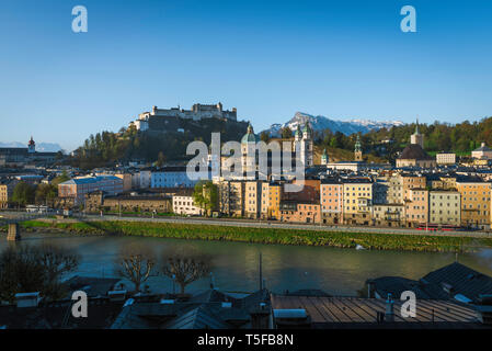 Salzburger Land, vue de la vieille ville historique de trimestre et hill-top (château Festung Hohensalzburg) de Salzbourg, en Autriche. Banque D'Images