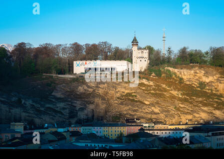 Museum der Moderne Salzburg, vue de la Museum der Moderne situé sur le dessus de la colline Monchsberg surplombant la ville de Salzbourg, en Autriche. Banque D'Images