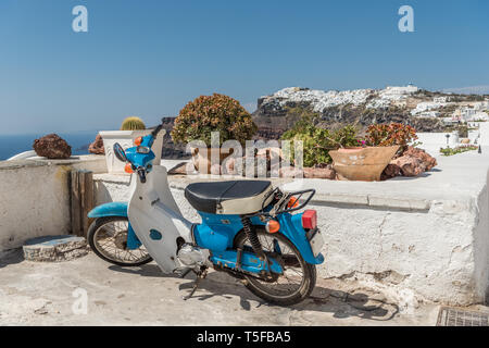 Moto garée dans la rue de Fira à Santorin Banque D'Images