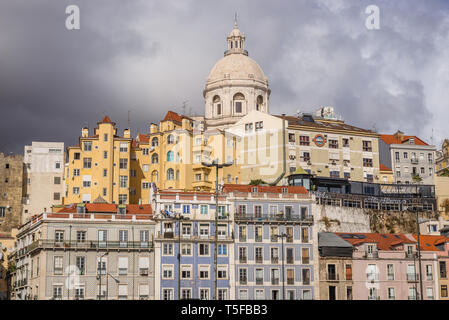 Vue sur tenement houses in Lisbonne, Portugal avec dôme de Panthéon National Banque D'Images