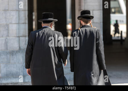 Deux homme juif en vêtements traditionnels Banque D'Images
