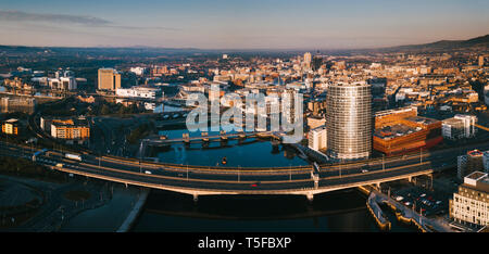 Vue aérienne sur Belfast au lever du soleil Banque D'Images