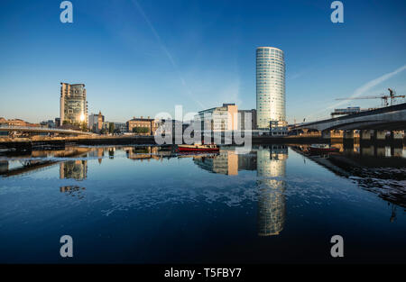 Obel Tower et voile bâtiments à Laganside, Belfast Banque D'Images