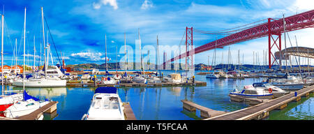 Paysage urbain de Lisbonne et du port. Loisirs et divertissement au Portugal.bateaux, voiliers et yachts dans le port.Bridge du 25 avril à Lisbonne. Banque D'Images
