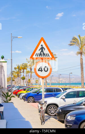 Limite de vitesse et la signalisation des passages pour piétons par la plage à Alicante Espagne Banque D'Images