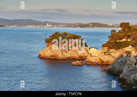 Toulon (sud-est de la France) : vue du Cap Brun pointe et le port naturel de la légende locale *** *** Banque D'Images